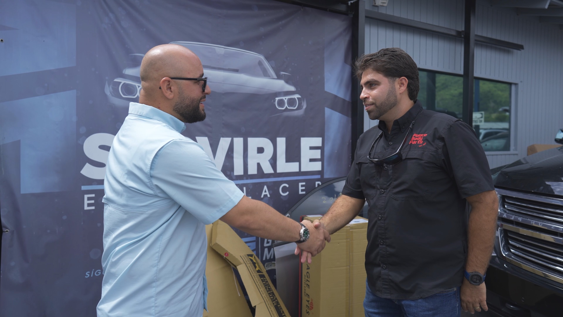 Miguel J. Flores saludando a un cliente en su taller